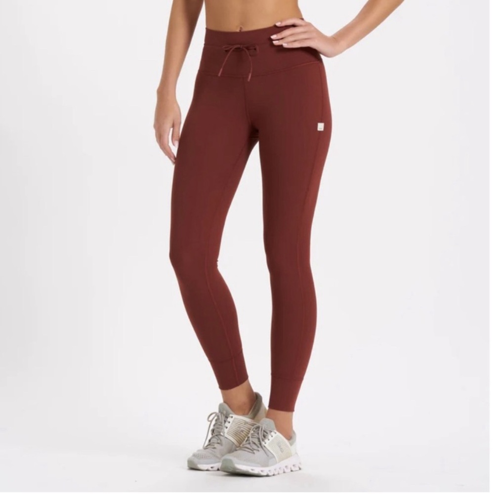 Vuori Daily High Rise Jogger Leggings in Brick Size Small